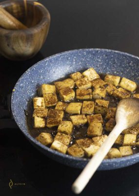 sartén con tofu y salsa de ajo negro